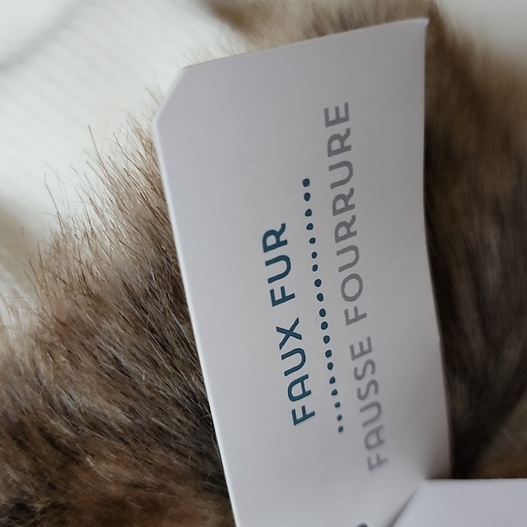 NWT Ivory colored sweater gloves with faux fur cuffs. One size fits most - Picture 5 of 7